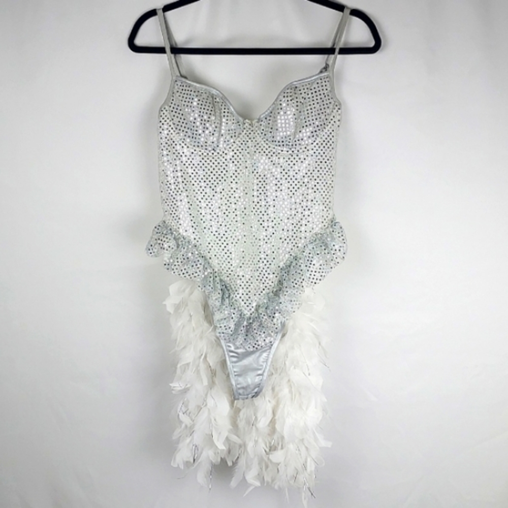 Shirley of Hollywood, white sequence with "tale" feathers.